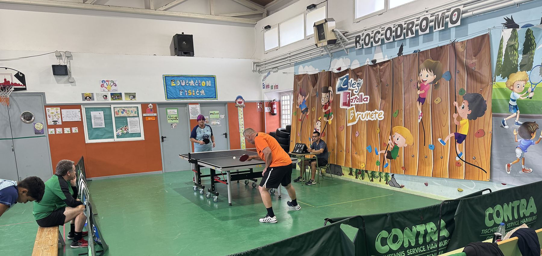 Entrenamiento del Club Tenis de Mesa Brunete Siglo XXI en el gimnasio del CEIP Batalla de Brunete